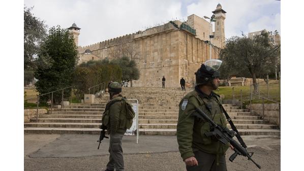 الاحتلال يدمر جزءًا من درج المسجد الإبراهيمي في الخليل
