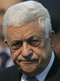 عباس يقف وحيداً بساحة المقاطعة في ذكرى القائد «أبو عمار»