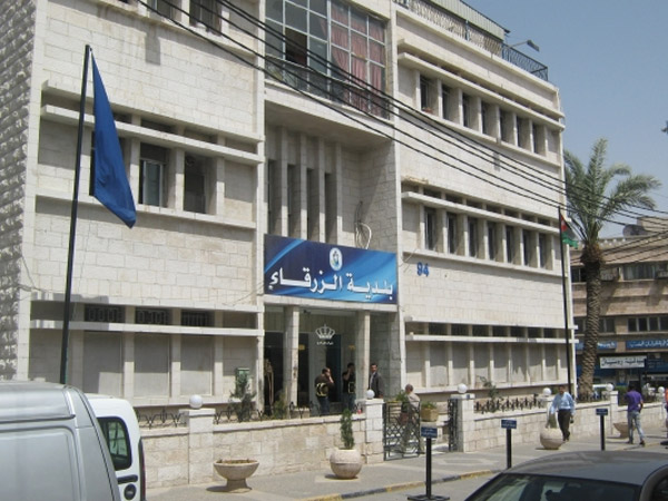 بلدية الزرقاء تنفذ حملة لإزالة البسطات والاعتداءات على الشوارع