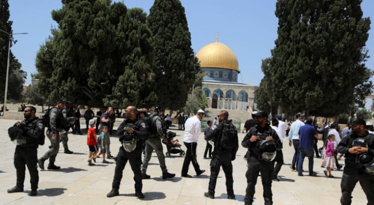 عشرات المستوطنين المتطرفين يقتحمون الأقصى