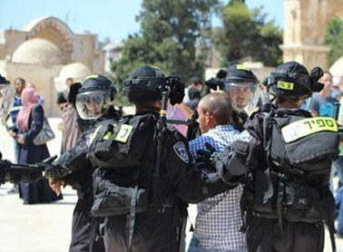 إصابات واعتقالات باقتحام الاحتلال باحات الأقصى