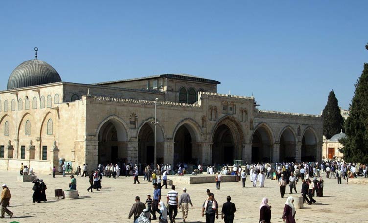 مغادرة 238 فلسطينيًا من قطاع غزة لأداء الصلاة في المسجد الأقصى