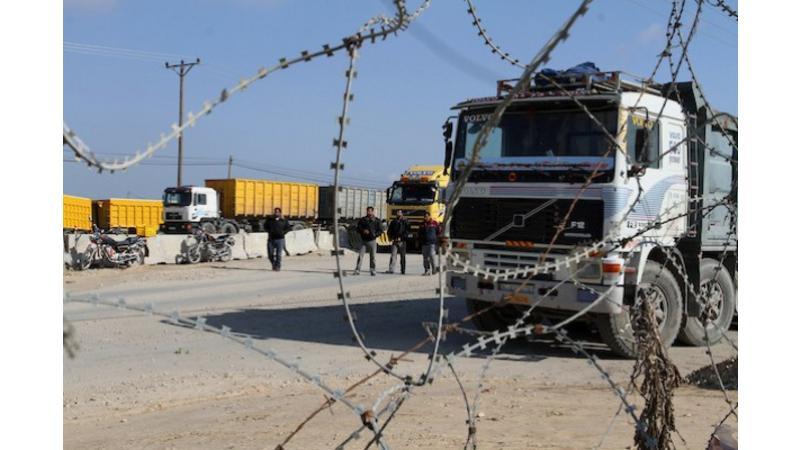 إسرائيل توقف إمدادات الكهرباء والوقود والسلع الى غزة