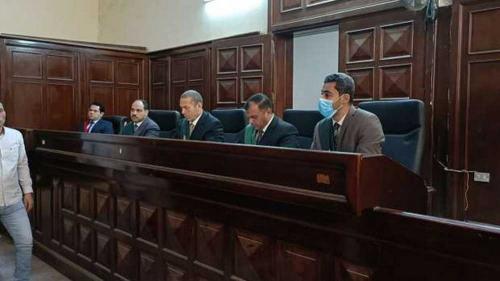 برغم أنه سرقها وضربها .. دموع أم تنقذ ابنها من السجن