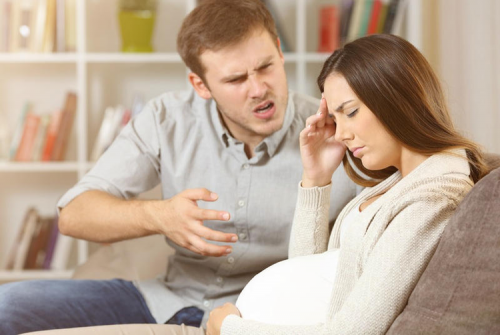 زوجي لا يتفهم متاعب الحمل التي أمر بها، فماذا أفعل؟
