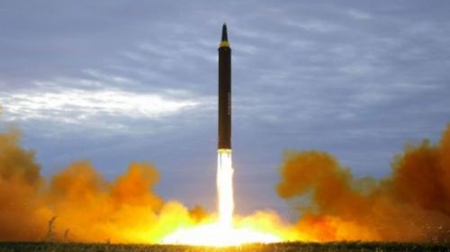 كوريا الشمالية تطلق ثلاثة صواريخ أحدها عابر للقارات