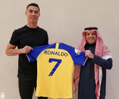 رسميا .. النصر ينشر أول صور لرونالدو بعد توقيع العقد