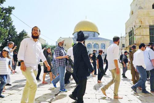 عشرات المستوطنين المتطرفين يقتحمون الأقصى