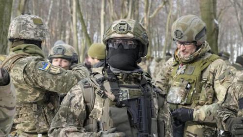 جنرال كندي: جنود الاحتياط الأوكرانيون يقاتلون بسياراتهم الخاصة