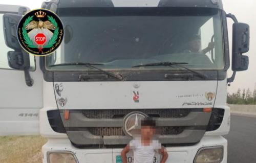 ضبط طفل 13 عاما يقود “قلاب” على طريق المطار