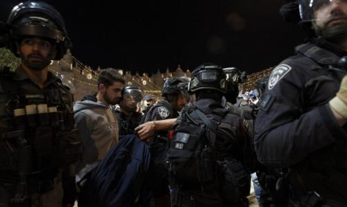 اعتقالات واعتداءات على المقدسيين في باب العامود