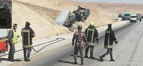 وفاة سائق بتدهور صهريج نفط بطريق الجفر