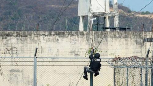 مقتل 13 سجيناً وإصابة آخران بجروح في عراك داخل سجن في الإكوادور