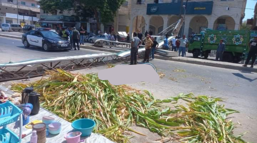 سقوط جسر حديد على الطريق العام وإغلاق طريق الصوالحة