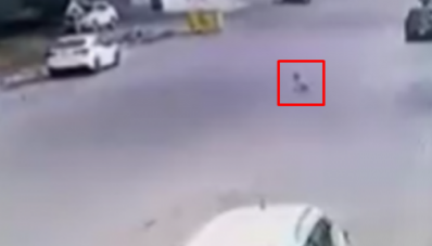 فيديو يثير غضباً عبر منصات التواصل .. رضيع خرج يحبو وسط الشارع