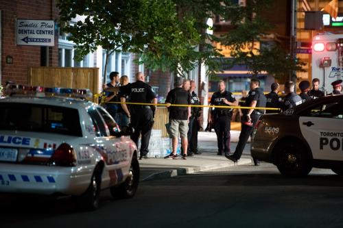 مسلح يهاجم مسجدا في كندا بفأس ورذاذ حارق ومصلون يوقفونه