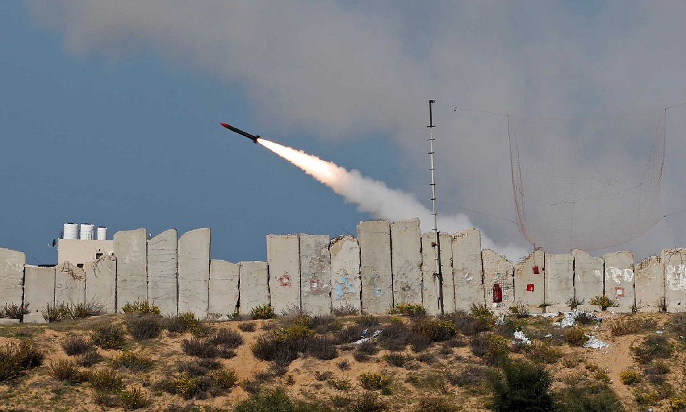 حماس تقصف موقعين عسكريين إسرائيليين بـ40 صاروخ من لبنان