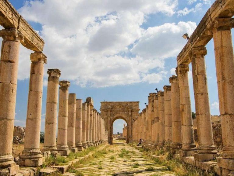 تشويه أحد الأعمدة الأثرية بمدينة جرش، بطلاء رشاش