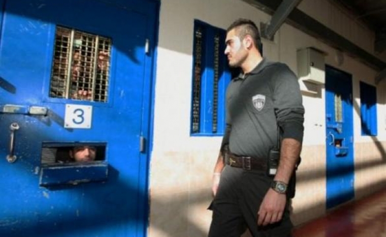 الاحتلال ينقل 480 أسيرًا من سجن النقب لسجون أخرى